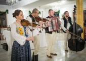 <ALT> Zespół muzyczny podczas koncertu na Gali Konkursu Na Najlepsze Ciasteczko "Cieszyńskiej Krainy"